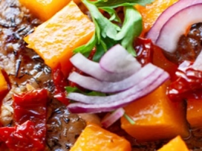 Steki z karkówki pieczone z dynią i suszonymi pomidorami