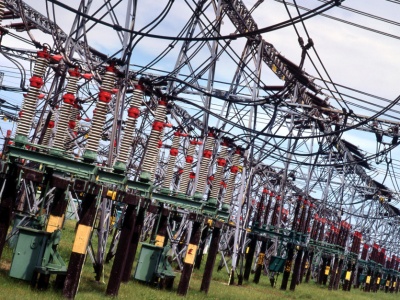 Politycy muszą się dogadać. Inaczej prąd w Polsce będzie nadal dużo droższy niż na Zachodzie