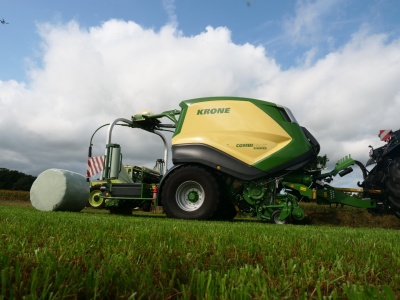 Krone CombiPack HDP CV 165 XC – pierwsza prasoowijarka bez łańcuchów napędowych. Rewolucja w prasowaniu bel?