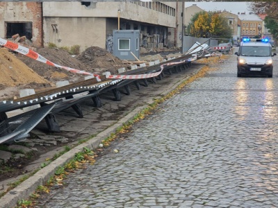 Niestabilne ogrodzenie zagrażało zmotoryzowanym i pieszym w centrum Tarnowa