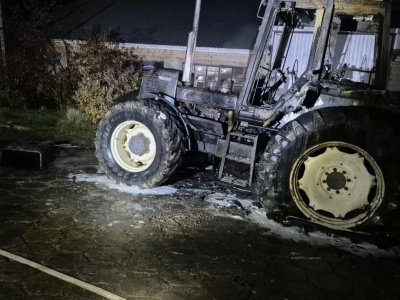 Ciągnik rolniczy w płomieniach. Strażacy walczyli z pożarem blisko dwie godziny (zdjęcia)