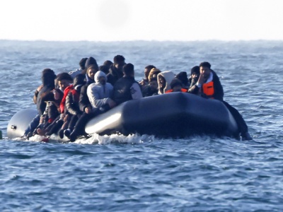 Imigrant deportowany do Francji ponownie nielegalnie przypłynął łodzią do Wielkiej Brytanii