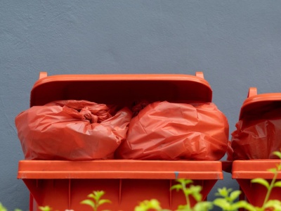 Na cmentarzach stanęły czerwone śmietniki. Są przeznaczone na specjalny rodzaj odpadów