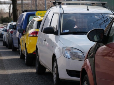 Parkujesz na luzie? Ten drobiazg może skończyć się wymianą skrzyni. Mechanicy ostrzegają