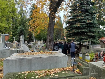 Młodzież porządkuje najstarszą tarnowską nekropolię