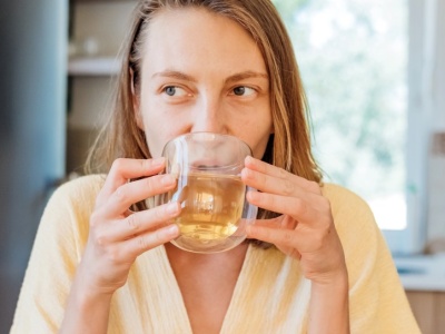 Pij codziennie tę herbatę. Wygładza zmarszczki i spala tłuszcz z boczków