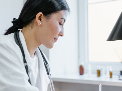 Jak zmniejszyć ryzyko zachorowania na raka piersi? Zalecenia eksperta