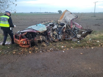 Auto osobowe roztrzaskało się na drzewie. Kierowca z poważnymi obrażeniami trafił do szpitala
