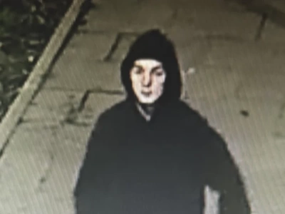 Wybił szybę w Żabce. Policja poszukuje tego mężczyzny