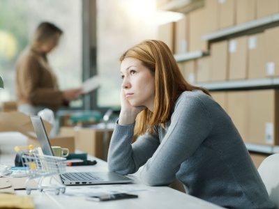 Coraz mniej wiary w sens pracy. Zaangażowanie spada, benefity nie wystarczają