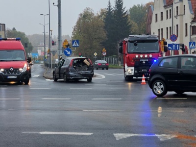 Paraliż ruchu przy McDonaldzie w Olsztynie. Dwa auta rozbite