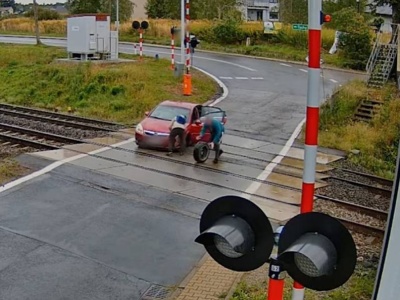 W Katowicach kierowca utknął na przejeździe, bo odpadło mu koło. W ostatniej chwili pomógł policjant