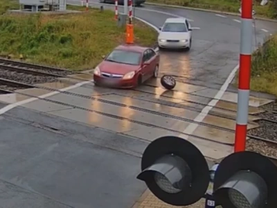 Koło odpadło z samochodu na przejeździe kolejowym. Po minucie zaczęły opadać rogatki
