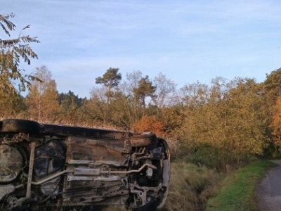 Porzucony przewrócony na bok samochód. Kierowca odpowie przed sądem
