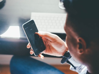 Chciał tylko sprzedać książkę. Jak oszuści wyciągnęli 8 tysięcy złotych?