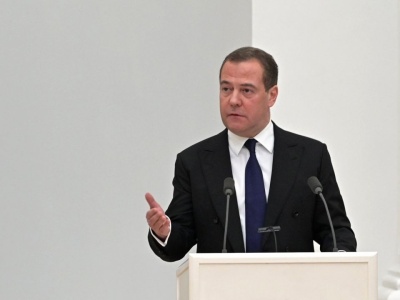 Miedwiediew po wprowadzeniu sankcji USA wobec Łukoilu i Rosniefti: USA są naszym przeciwnikiem