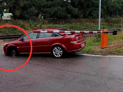 Z auta odpadło koło na środku przejazdu kolejowego. O włos od tragedii