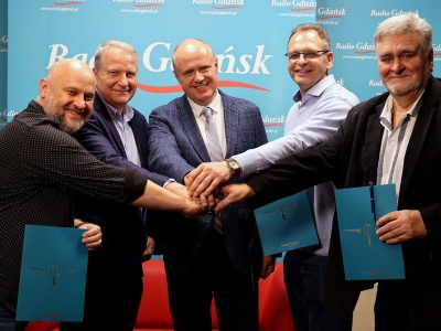 „Wzmocnienie bezpieczeństwa informacyjnego Polski” – Radio Gdańsk i cztery rozgłośnie regionalne podpisują porozumienie