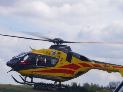 Zderzenie motocyklisty z rowerzystą. Dwie osoby są ranne, trwają działania ratowników