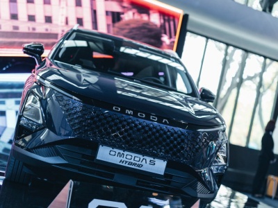 Dziennikarz TVN wyrwał kierownicę z Omoda 5. Producent zabiera głos