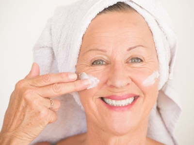 Maseczka dla 50-latki za grosze. Pięknie wygładza i napina skórę