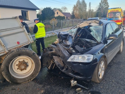 Zderzenie osobówki z ciągnikiem w powiecie jędrzejowskim