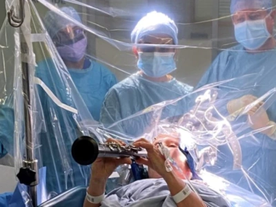 Pacjentka grała na klarnecie podczas operacji mózgu – wyjątkowy zabieg w Londynie