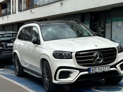 Dostał mandat za parkowanie na chodniku. Wszystko dlatego, że jeździ SUV-em