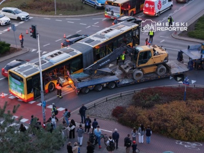 Ciężarówka wjechała w autobus miejski na Mokotowie. 7 osób poszkodowanych!