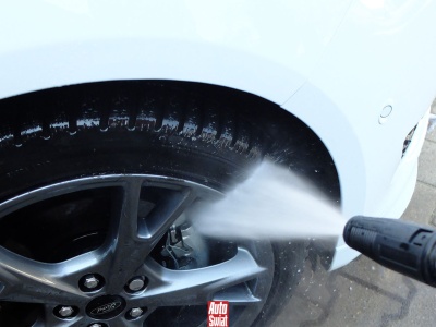 Nie myj tak auta. Mechanik wyjaśnia, dlaczego to niebezpieczne