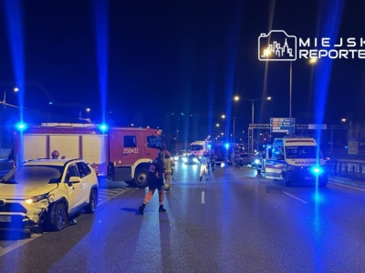 Zderzenie trzech osobówek na trasie S8. Dwa pasy są zablokowane