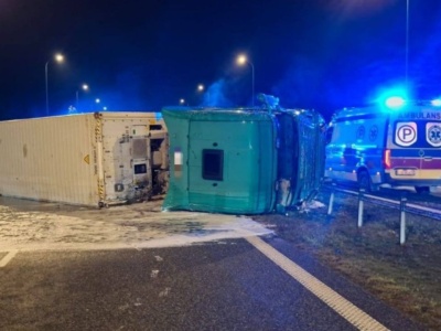 Tragiczny wypadek na A1. TIR runął na drogę, jest całkowicie zablokowana