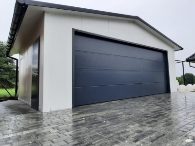 Garaż z płyty warstwowej - szybki i prosty montaż bez zbędnych formalności budowlanych