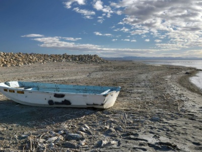 Z wyschniętego jeziora unosi się trucizna. Toksyczny pył atakuje płuca