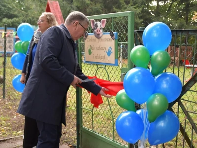Dzieci dostały kieliszki i wzniosły toast. Skandal na otwarciu placu zabaw