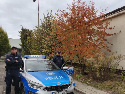 Policjanci z Żoliborza uwolnili mężczyznę przygniecionego stalową szyną