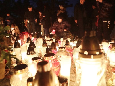 Parafie organizują bale i korowody świętych