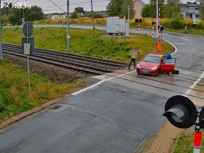 Niewyobrażalny pech. Koło odpadło od Opla na przejeździe kolejowym