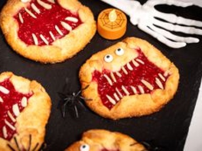 Galette malinowe w potworkowej wersji. Upiornie słodki przysmak na Halloween