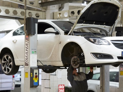 Drożeją naprawy samochodów. Tak możesz zaoszczędzić tysiące złotych w serwisie