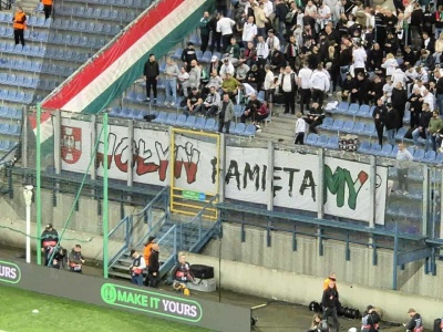 Awantura o flagę. Kibice Legii długo nie mogli wejść na stadion Wisły