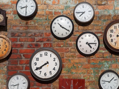 Zmiana czasu. Dlaczego przestawiamy zegarki? I czy można z tym skończyć?