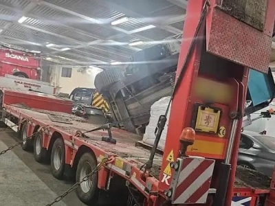 Kruszarka zsunęła się z naczepy na promie – pięć zmiażdżonych samochodów