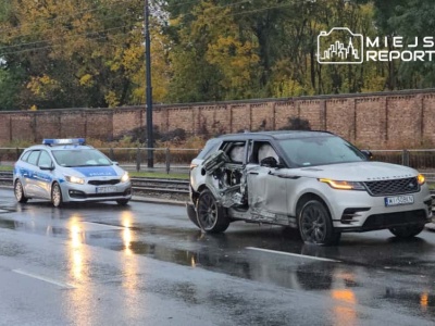 Dachowanie Land Rovera na Woli. Pojazd wpadł na torowisko i uszkodził barierki, w które wjechał tramwaj. Trzy osoby uciekły pieszo z pojazdu