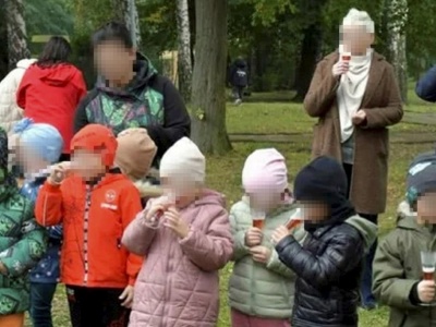 Dzieci świętowały otwarcie placu zabaw w Czerninie. Ten jeden szczegół wywołał burzę