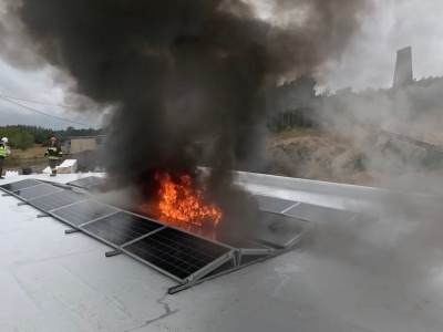 Strażacy podpalili instalację fotowoltaiczną. Pierwsze w Polsce pełnoskalowe testy pożarowe zakończone