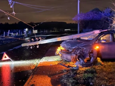 Młody kierowca uderzył w słup i ogrodzenie