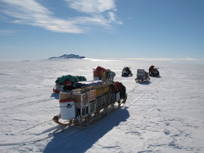 Po dekadach rozwiązano zagadkę różowych głazów na szczytach gór na Antarktydzie