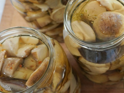 Ile octu dodać do marynowanych grzybków? Ta proporcja nada przetworom idealnego smaku
