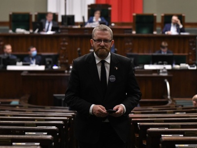 60 posłów Konfederacji i aż 45 od Brauna – sensacyjny sondaż CBOS